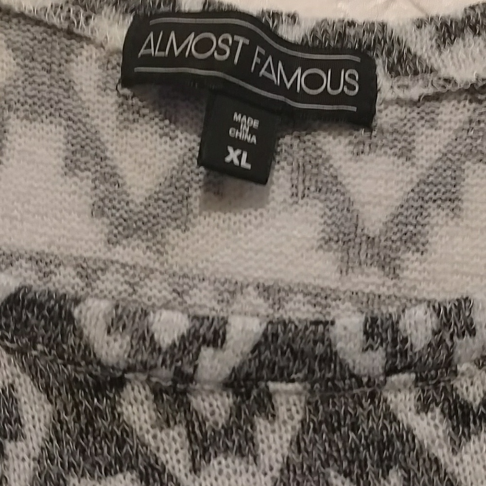 Geometric print top - Picture 3 of 3